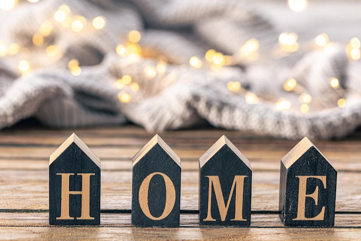 Foto gratuito sfondo accogliente con parola decorativa a casa su uno sfondo sfocato con ghirlanda