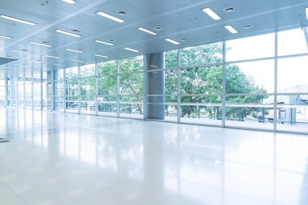 Sfondo astratto sfocato sfondo vista interna guardando verso vuoto ufficio hall e porte d&#39;ingresso e parete di vetro con telaio