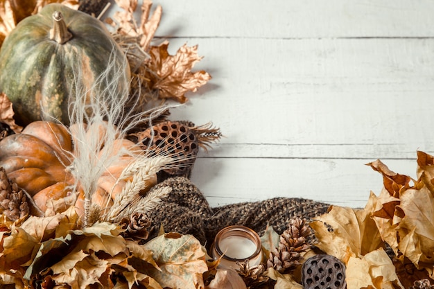 Sfondo autunnale con oggetti decorativi e zucca.