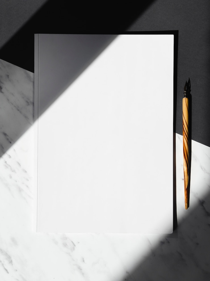 Foto gratuito sfondo bianco e nero con uno spazio in bianco bianco e un pizzico di legno diviso per le ombre