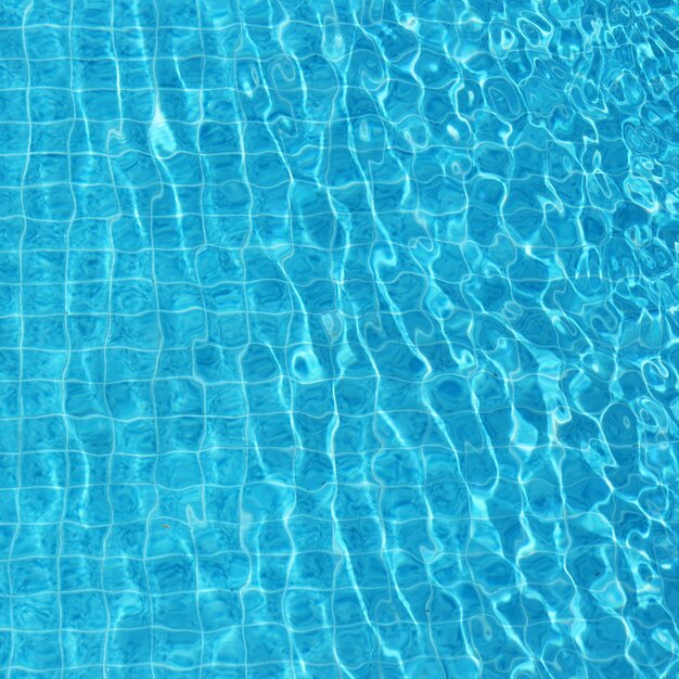 Sfondo blu acqua rippled in piscina