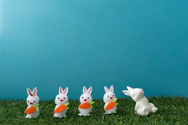 Sfondo carino con cinque conigli di Pasqua
