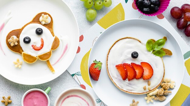 Sfondo carino per la colazione, pancake per bambini e cereali al cioccolato