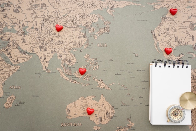 Sfondo con il retro mappa del mondo, bussola e notebook