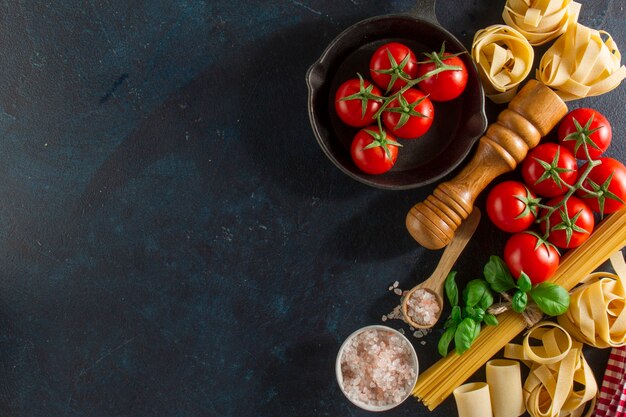 Sfondo con pomodoro fresco e varietà di pasta