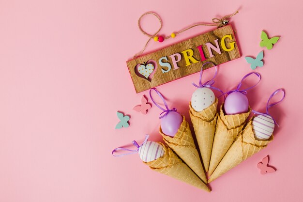 Sfondo decorativo primavera con farfalle e uova di Pasqua