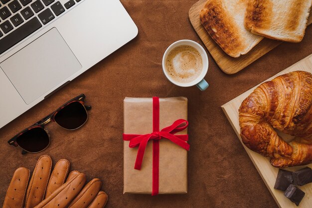 Sfondo del giorno del padre con colazione e regalo