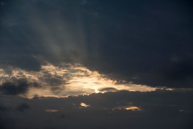 Sfondo del paesaggio con cielo nuvoloso