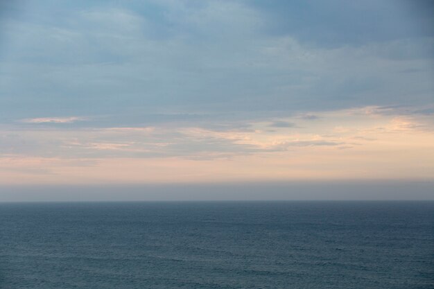 Sfondo del paesaggio con cielo nuvoloso