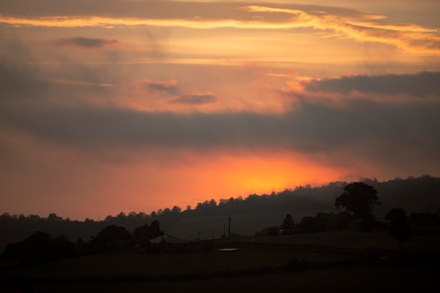 Sfondo del paesaggio con cielo nuvoloso