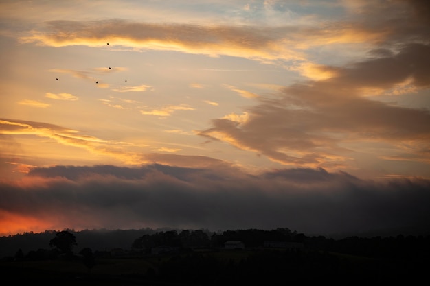 Sfondo del paesaggio con cielo nuvoloso