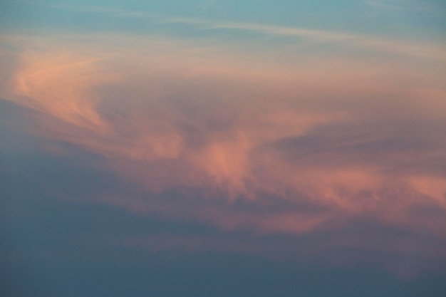 Sfondo del paesaggio con cielo nuvoloso