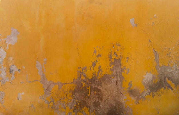 Sfondo del vecchio muro giallo con pittura craquelé