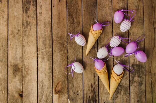 sfondo della tabella con i coni e le uova di Pasqua