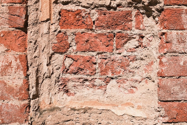 Sfondo delle rovine di una vecchia casa un muro di mattoni rossi in sbavature di sale la trama di mattoni naturali Grunge background