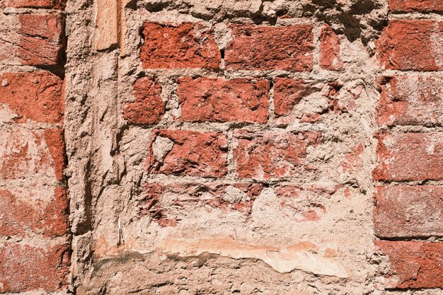 Sfondo delle rovine di una vecchia casa un muro di mattoni rossi in sbavature di sale la trama di mattoni naturali Grunge background