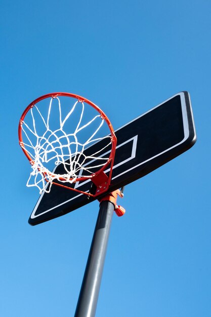 Sfondo di basket e cielo blu