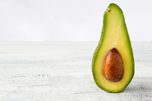 Sfondo di cibo avocado con avocado biologico fresco sul vecchio tavolo di legno, copia spazio