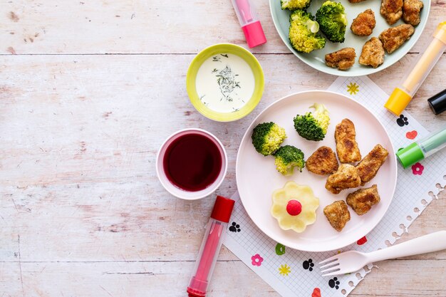 Sfondo di cibo per bambini, pepite di pollo e broccoli