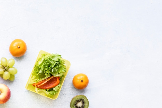 Sfondo di cibo sano per bambini, preparazione di lunchbox