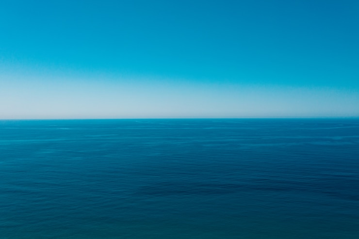 Foto gratuito sfondo di cielo blu e mare.
