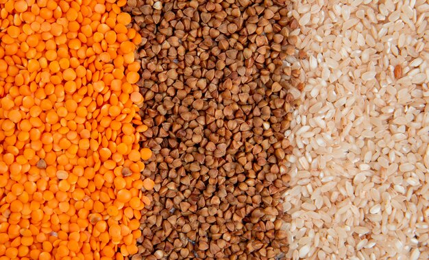 Sfondo di diversi tipi di grano saraceno lenticchie rosse e riso vista dall'alto