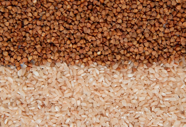 Sfondo di diversi tipi di grano saraceno semole e riso vista dall'alto