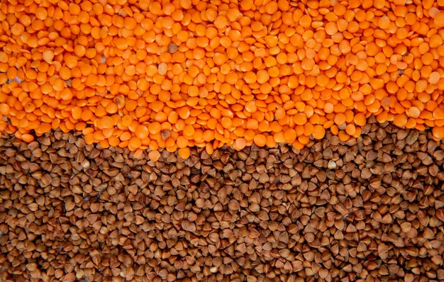 Sfondo di diversi tipi di lenticchie rosse di semole e vista dall'alto di grano saraceno