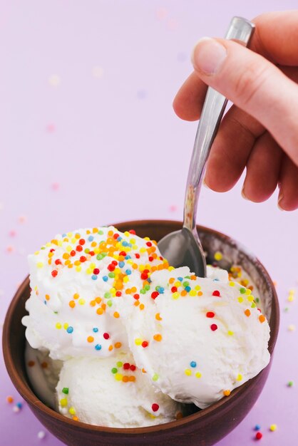 Sfondo di gelato con cucchiaio e mano