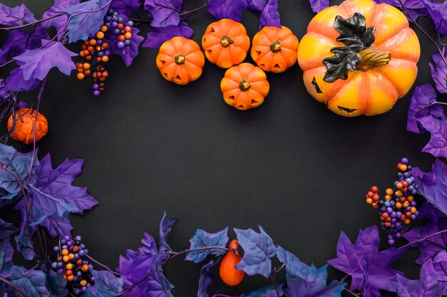 Sfondo di Halloween con foglie viola