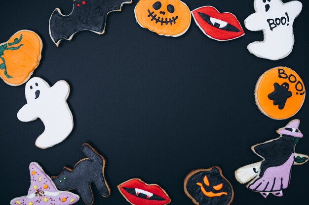 Sfondo di Halloween decorato con biscotti allo zenzero fatti in casa