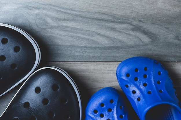 sfondo di legno grigio con scarpe di plastica decorativi