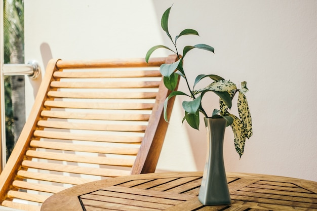 sfondo di legno vaso di fiori verde