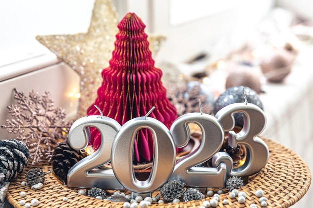 Sfondo di Natale con candele decorative 2023 e dettagli decorativi