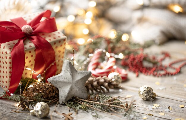 Sfondo di Natale con confezione regalo e dettagli decorativi