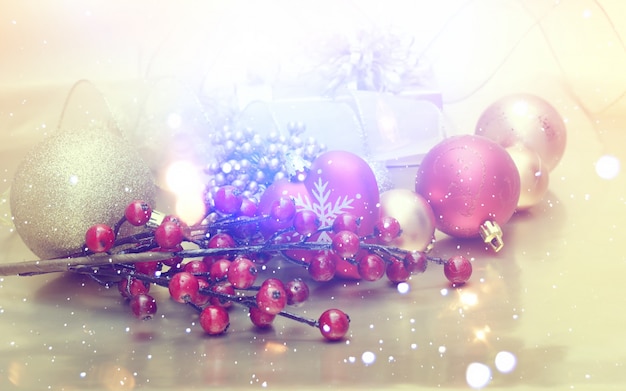 Sfondo di Natale con decorazioni e luci bokeh