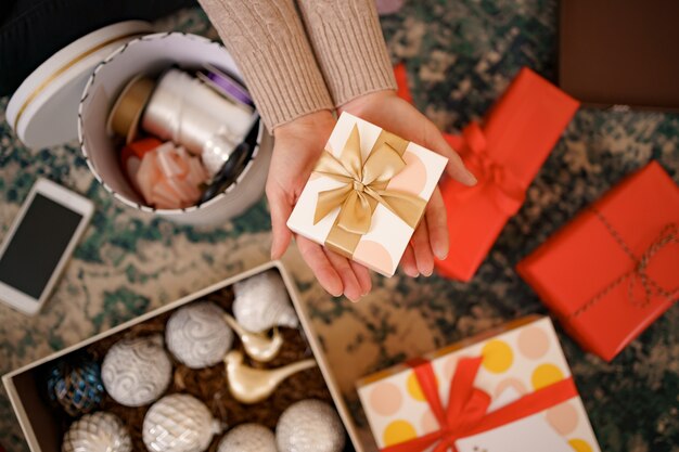 Sfondo di Natale con decorazioni e scatole regalo.