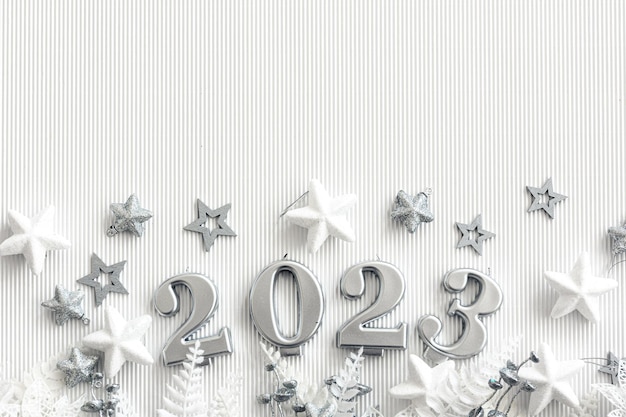 Sfondo di Natale con i numeri 2023 e decorazioni su sfondo bianco