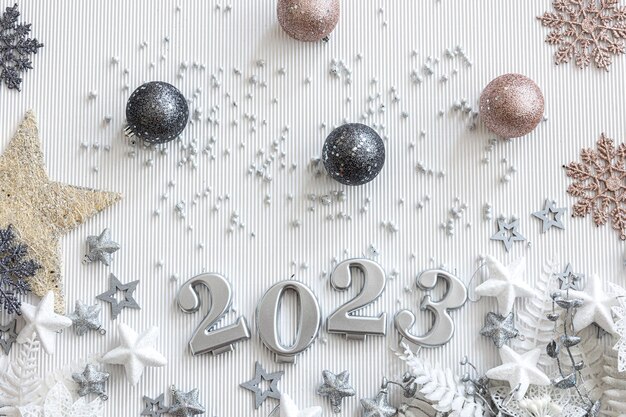 Sfondo di Natale con i numeri 2023 e decorazioni su sfondo bianco