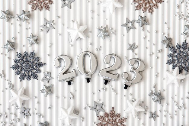 Sfondo di Natale con i numeri 2023 su sfondo bianco