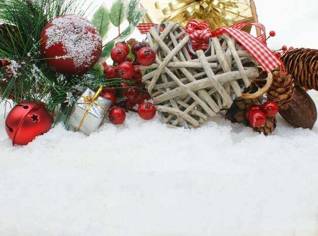 Sfondo di Natale con la decorazione del cuore shabby chic immerso nella neve