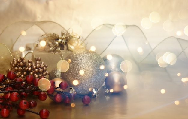 Sfondo di Natale con regalo e decorazioni e luci bokeh