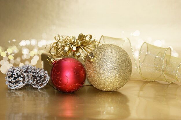 Sfondo di Natale con regalo e decorazioni