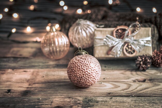 Sfondo di Natale o Capodanno, giocattoli vintage sull'albero di Natale