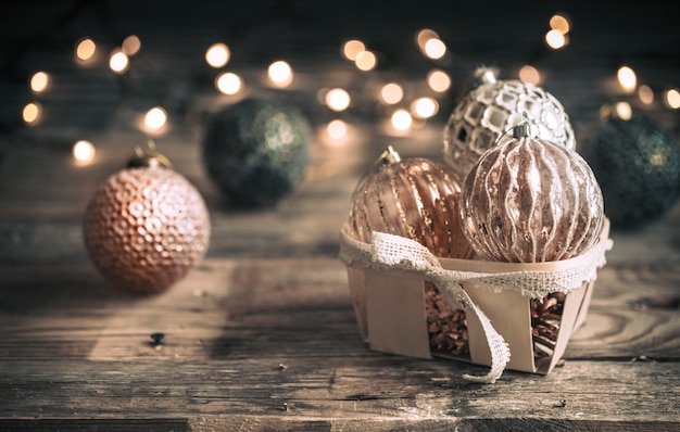 Sfondo di Natale o Capodanno, giocattoli vintage sull'albero di Natale