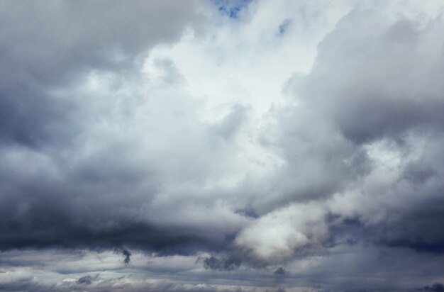 Sfondo di nuvole scure prima di un temporale. Cielo drammatico.