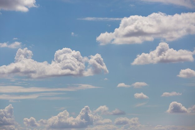 Sfondo di paesaggio nuvoloso nel cielo