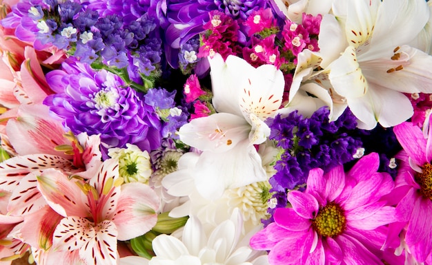 Sfondo di un mazzo di fiori bianchi e viola rosa statice alstroemeria e crisantemo