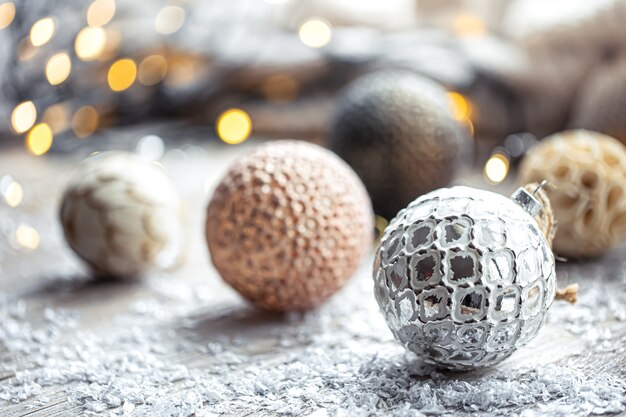 Sfondo festivo con palle di natale e luci bokeh sfocate