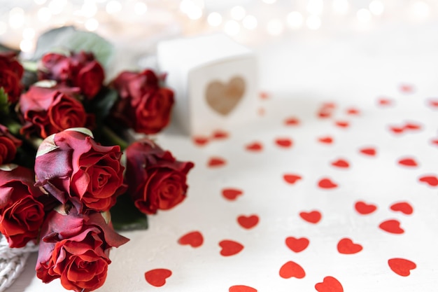 Sfondo festivo per il giorno di San Valentino con un bouquet di rose rosse copia spazio